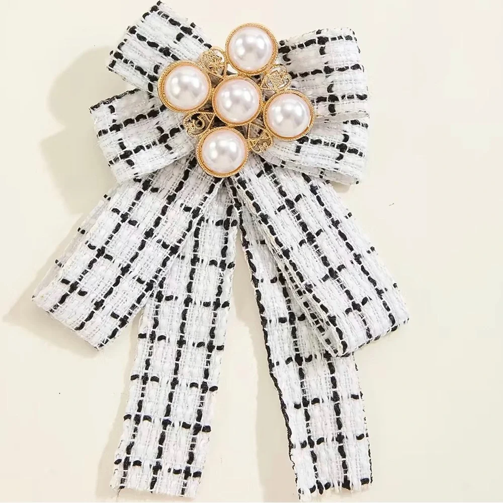 NWT Bow tie brooch. - Picture 2 of 3